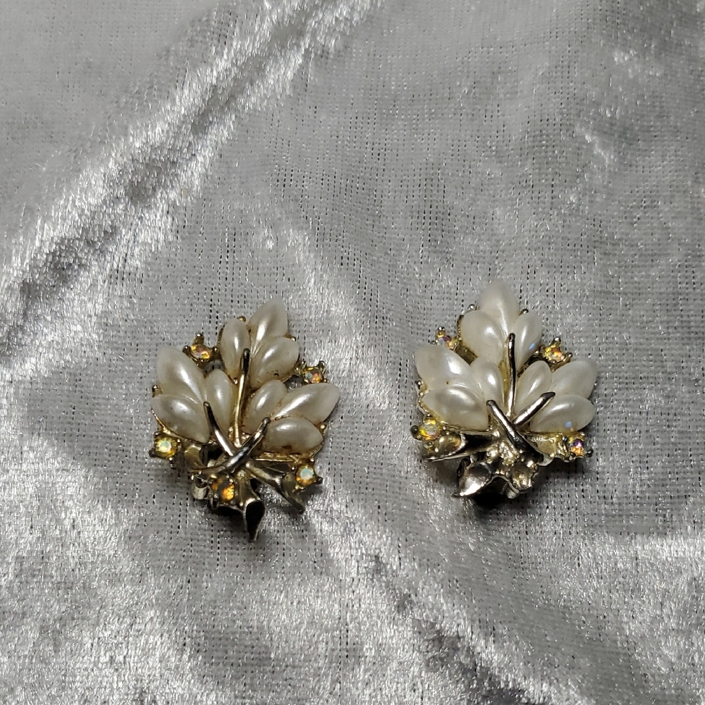 Vintage Unsigned Clip On Earrings Leaf Faux Pearl Rhinestones